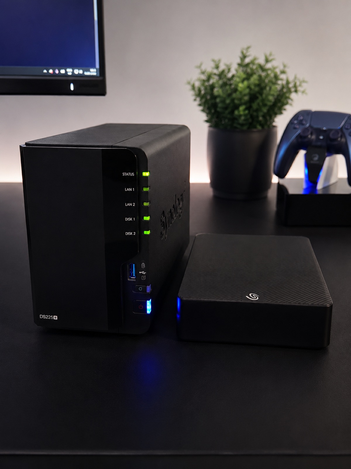 Synology NAS met externe back-upschijf op een bureau